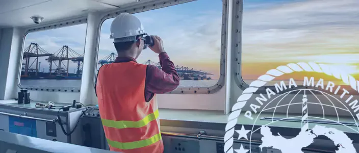 Marino con binoculares viendo el océano